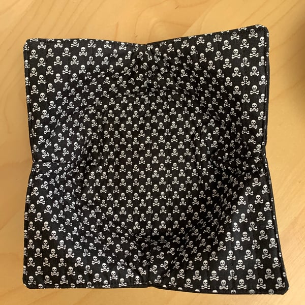 Skull and Crossbones Quilted Fabric Reversible Bowl Cosy