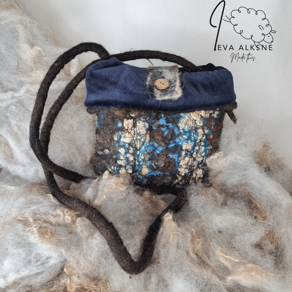 Expandable wool, lace and velvet shoulder bag with a wooden button