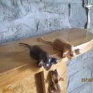 leaning peering mouse