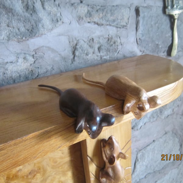 leaning peering mouse