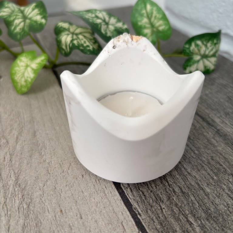 White Wavy Crown Tealight Holder with Gold Mica Flakes - Eco Resin Candle Stand