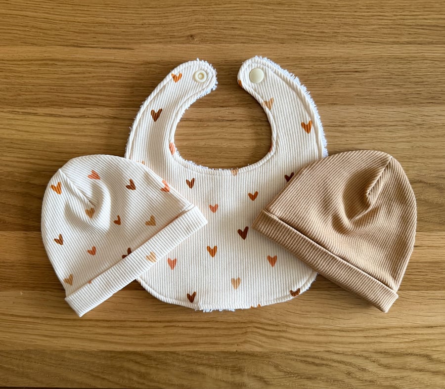 Newborn Baby Boxed Gift Set-Beanie Hats & Matching Bib-Hearts Design-BGS02