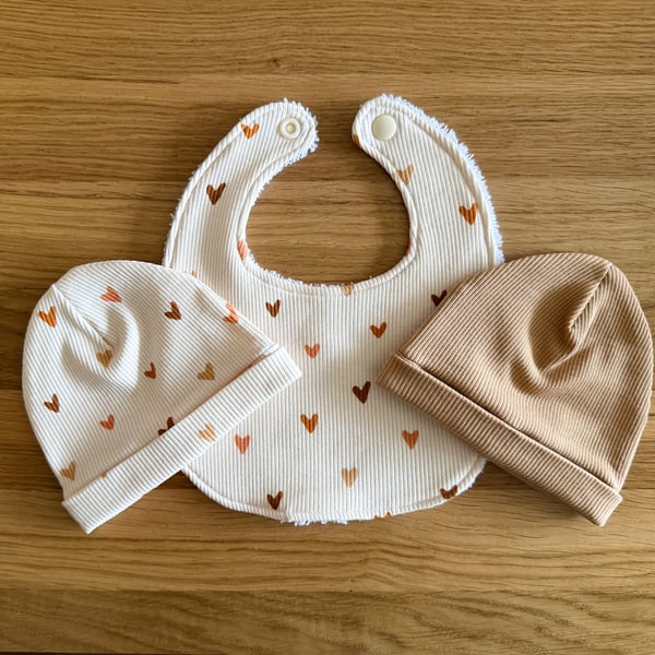 Newborn Baby Boxed Gift Set-Beanie Hats & Matching Bib-Hearts Design-BGS02