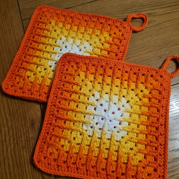 2 pot holders