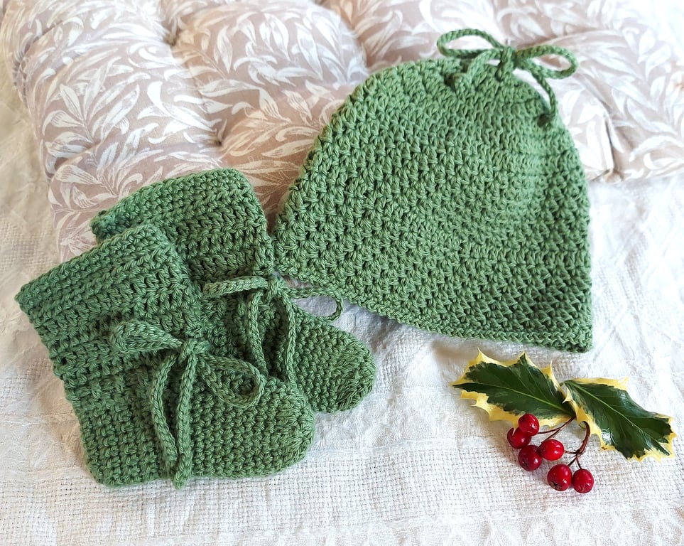 Organic Baby Hat and Booties Bundle, Christmas Gift, certified cotton 0-6 months