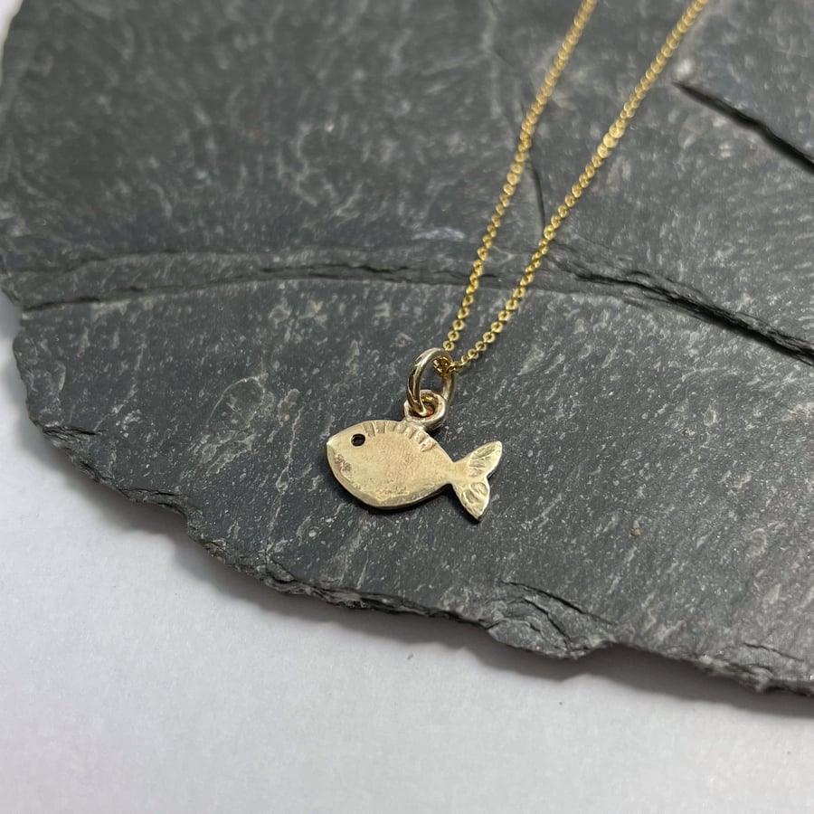 gold fish pendant and chain 9ct gold necklace