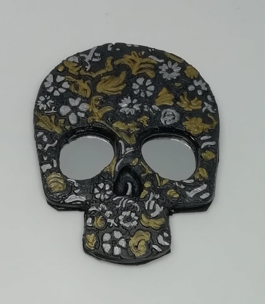 Skull magnet with mirrored eyes 
