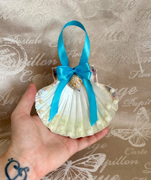Handmade Seashell Wall Hanging – Coastal Beach Decoration with Blue Ribbon