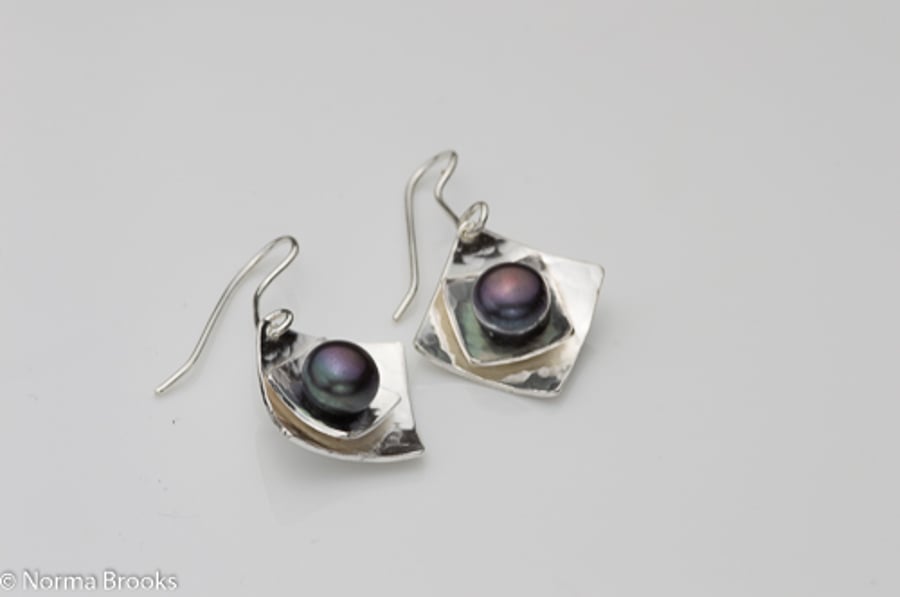 STERLING SILVER SQUARE WITH BLACK PEARL