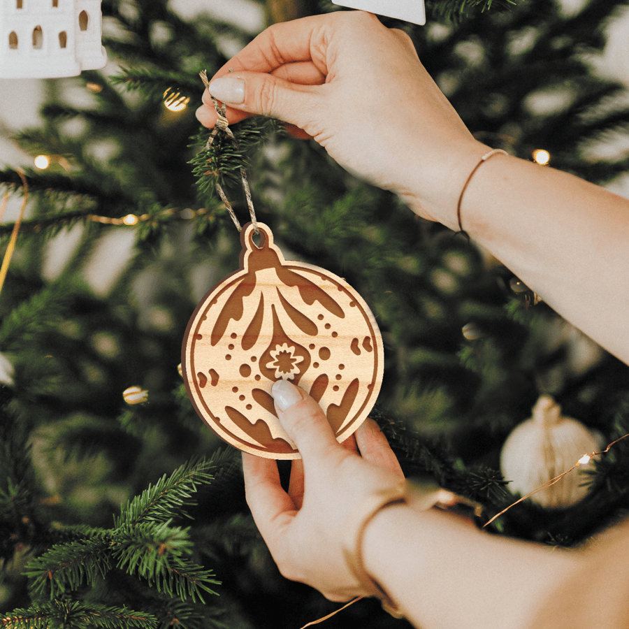 Wooden 1950s-Inspired Retro Christmas Bauble - Cosy Engraved Vintage Xmas Decor
