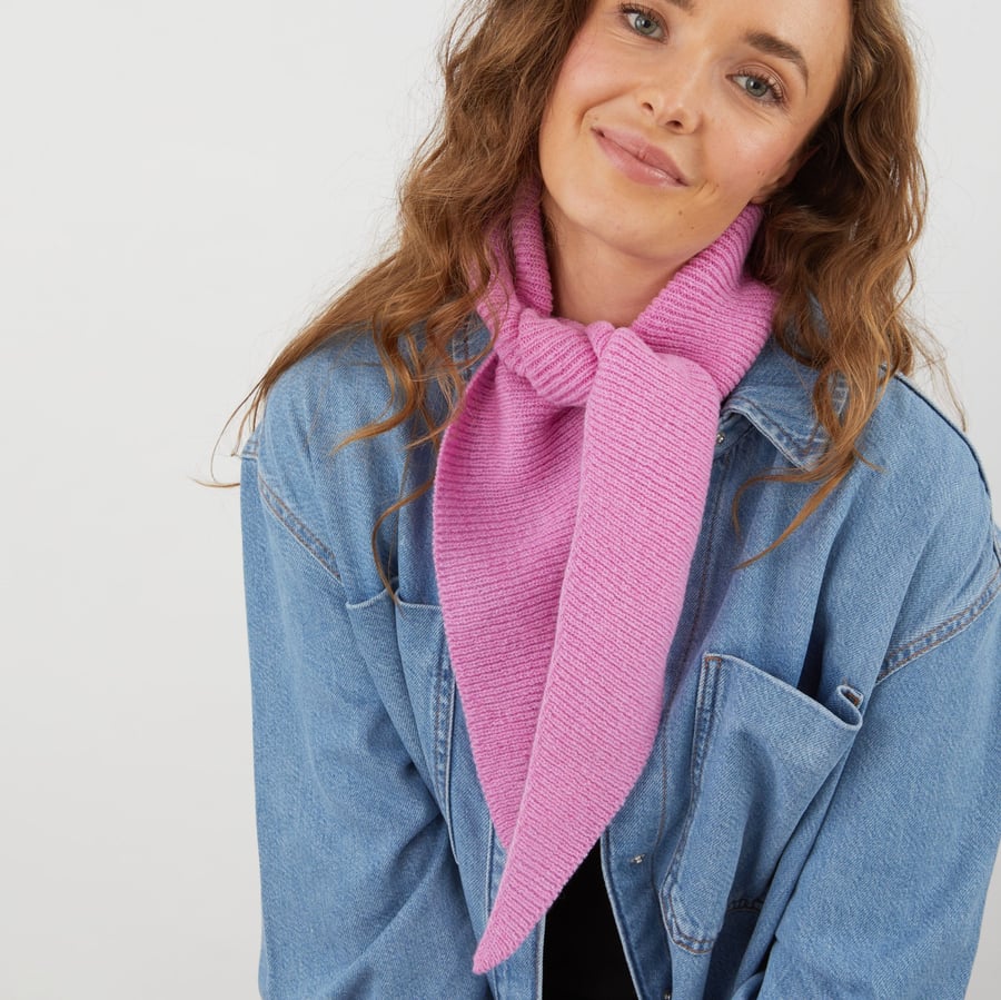 Lambswool neckerchief - thulian pink