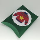 Small pillow Christmas gift box - red star jumper