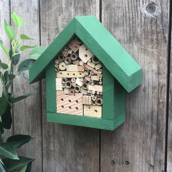 Bee hotel - Insect hotel - Wildlife habitat - Gift for gardeners - Bee gift 