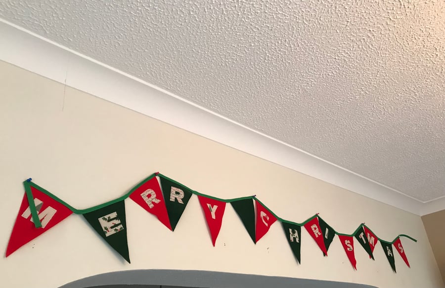 Bunting Christmas decoration with lettering, felt, Christmas fabric and binding