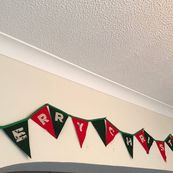 Bunting Christmas decoration with lettering, felt, Christmas fabric and binding