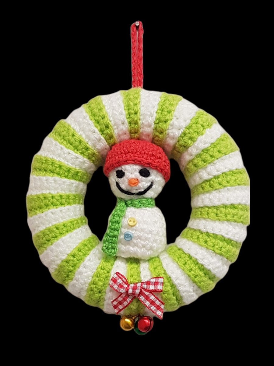 Crochet mini wreath with snowman & bells