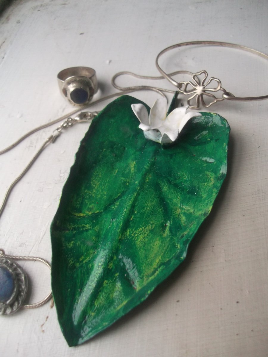 Leaf and flower jewellery dish