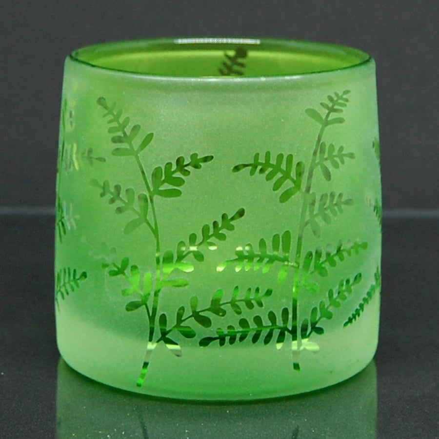 Green tealight holder with sandblasted plants design