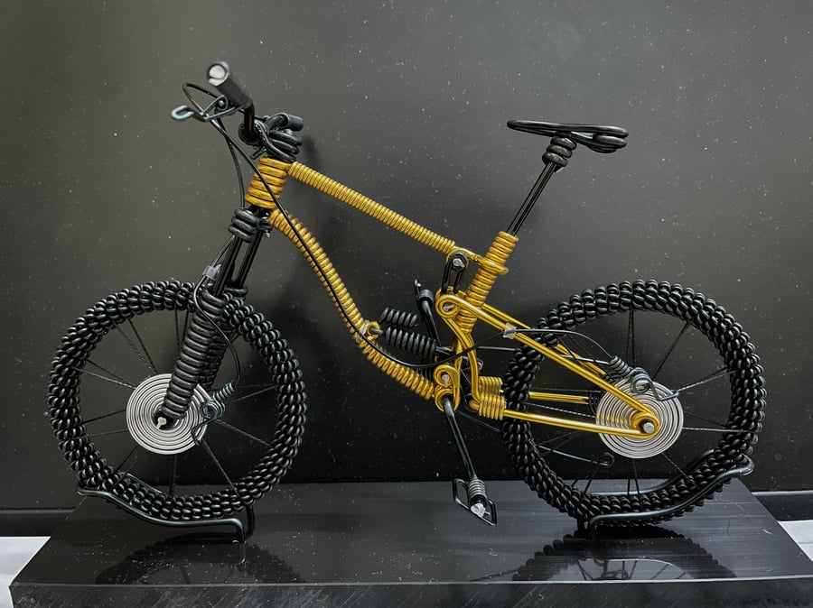 1:10 Scale Wired Bike Model Golden Mountain Bike Model with Base Bicycle Model