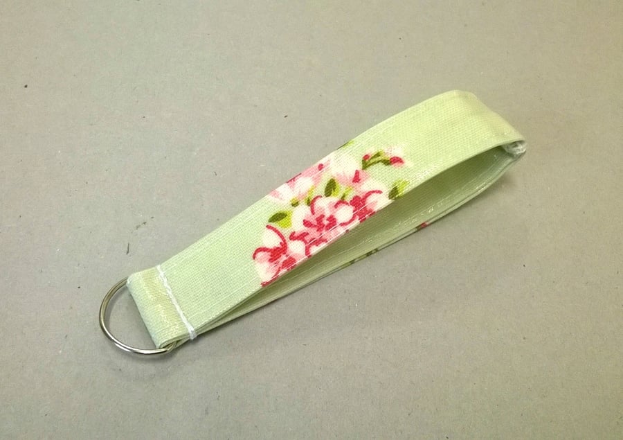 Ladies wrist key ring in green oilcloth with pink flowers