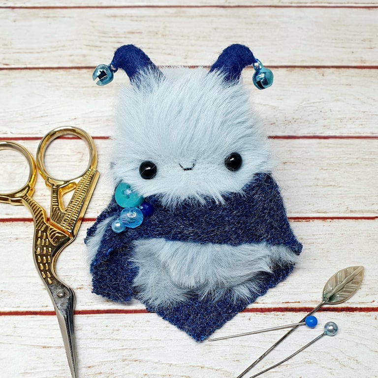 Mini Festive Yeti in Cape