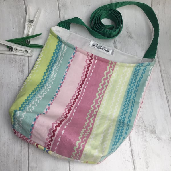 Shoulder strap peg bag for easy laundry hanging. Pastel stripes.
