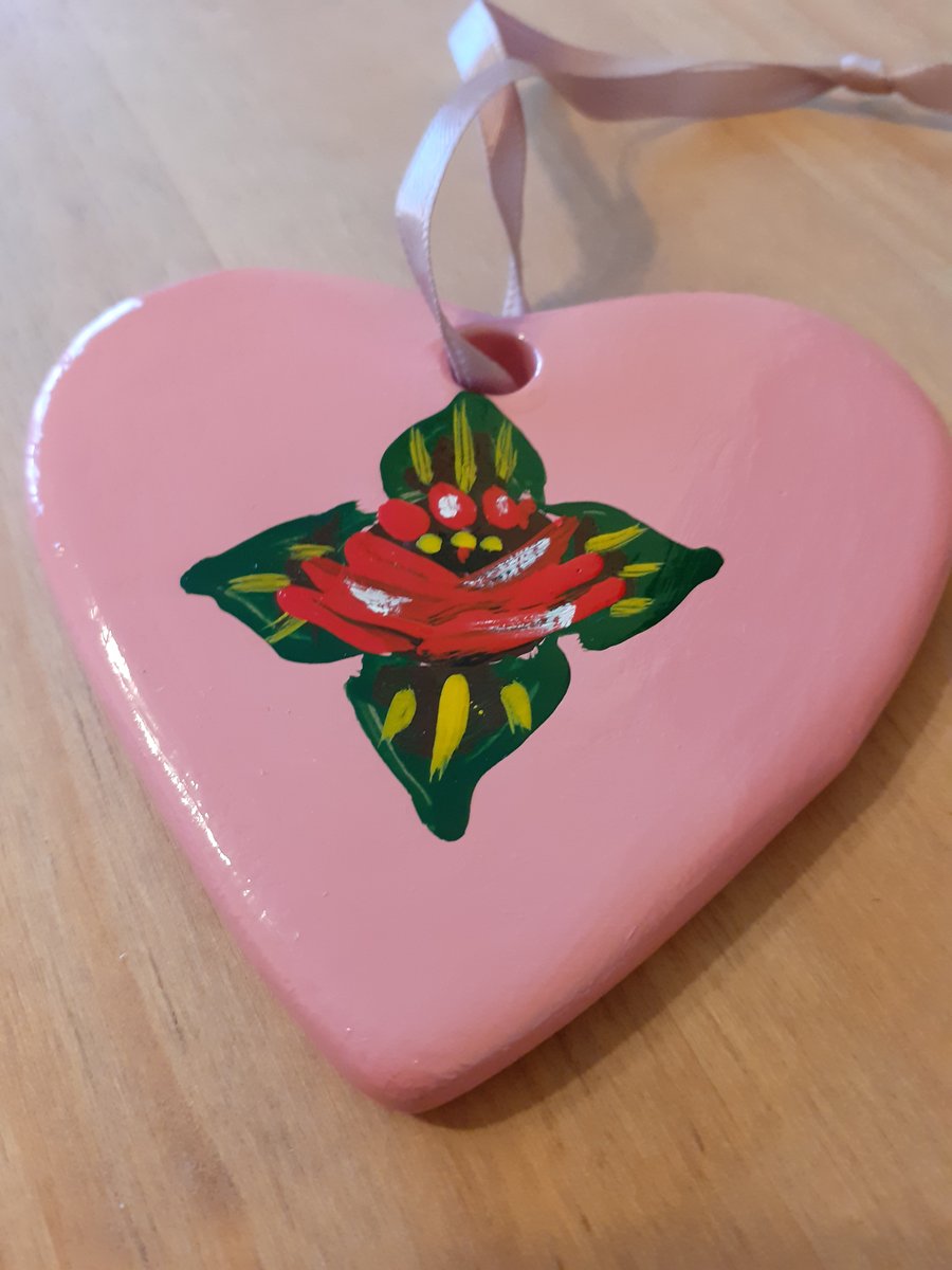 Pink ceramic hanging heart with canal art style roses and daisies