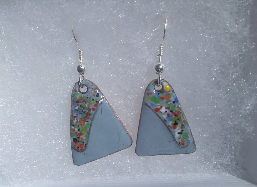 SMALL TRIANGLE ENAMELLED EARRINGS WITH STERLING SILVER WIREWORK