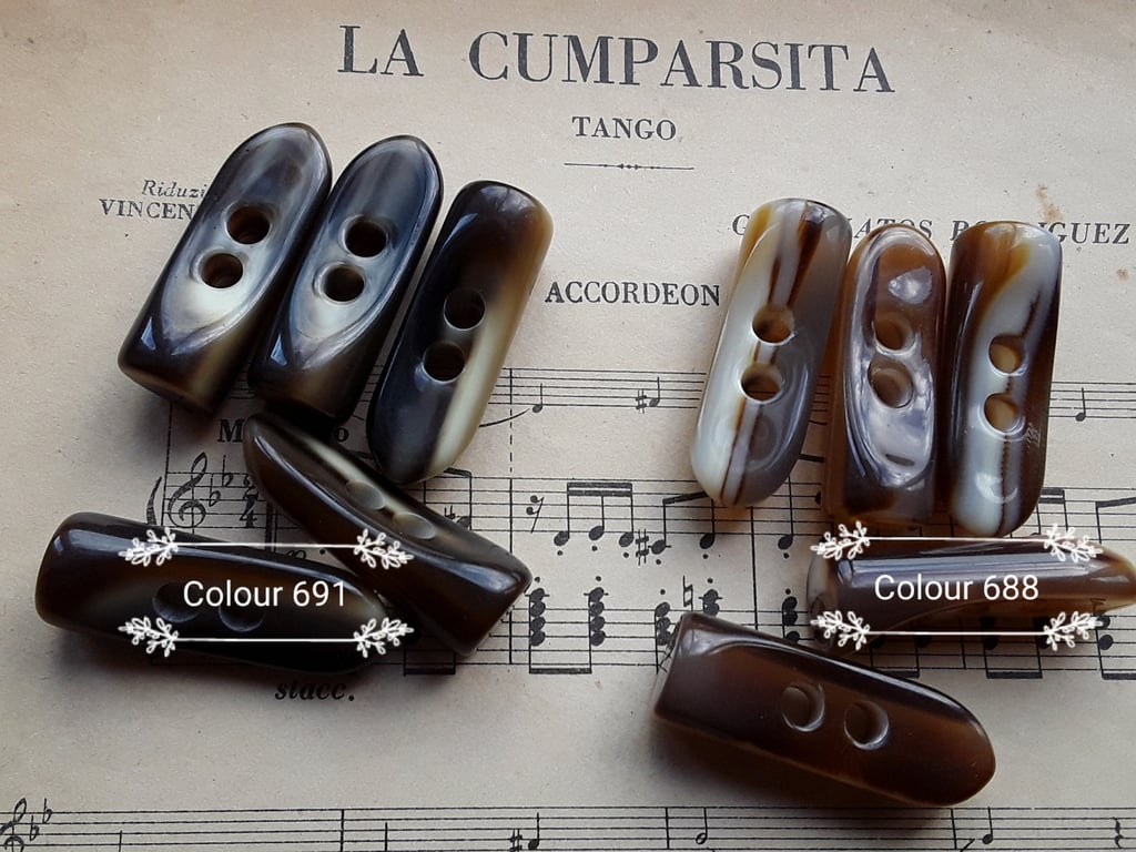 40mm (1&1 2") Polyester Horn Toggle Button x 4 