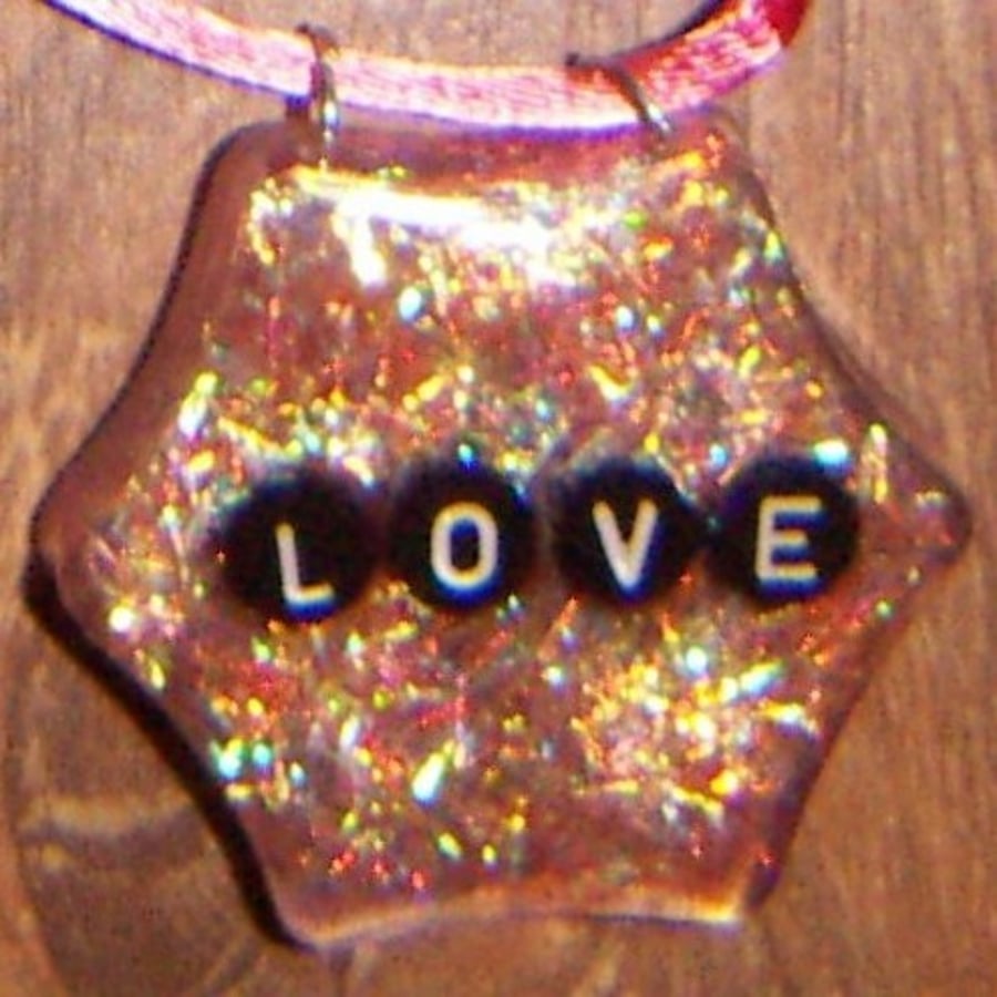 Pink resin sparkly pendant 'Love'