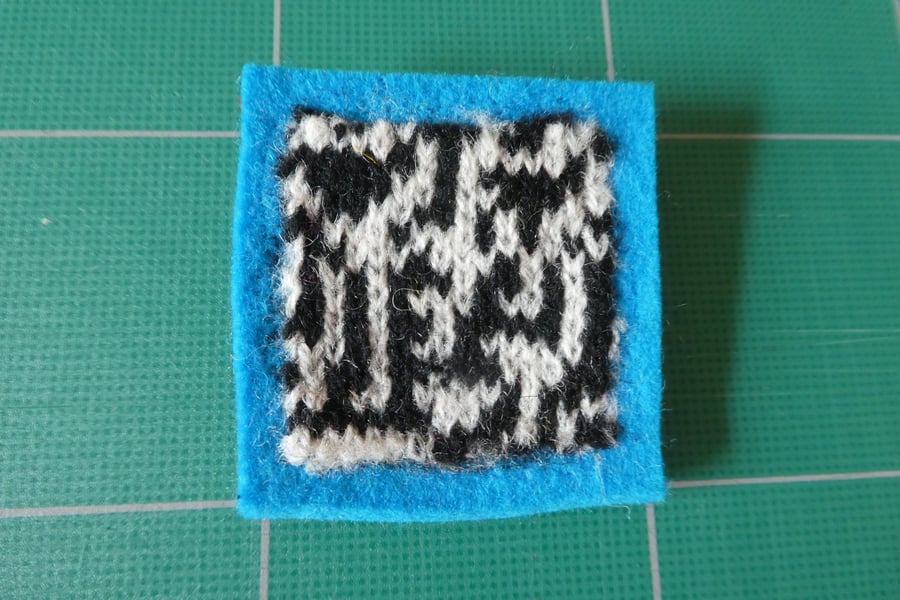 Rule 30 brooch - blue, square, needle felted.