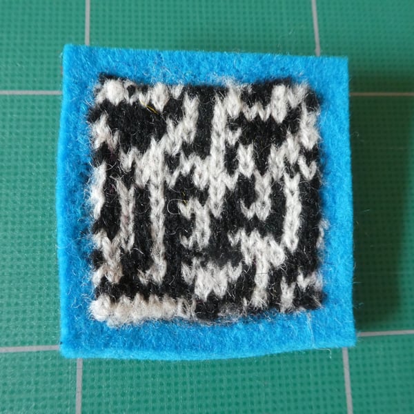 Rule 30 brooch - blue, square, needle felted.