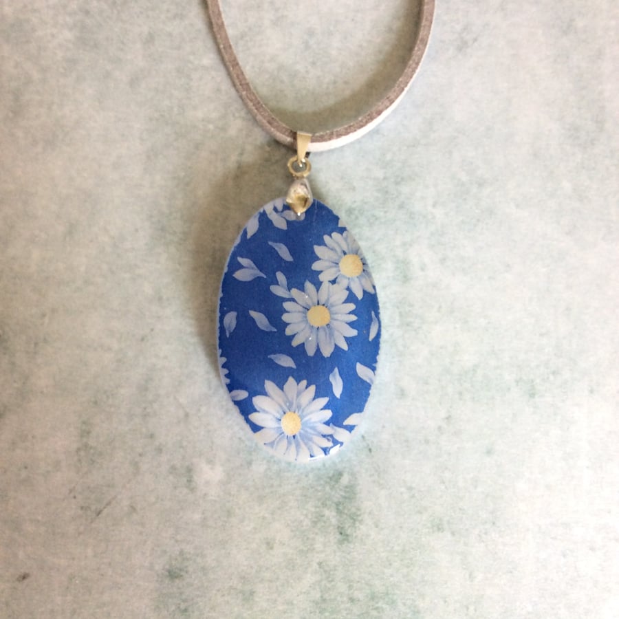 Fused glass daisy pendant (0366)