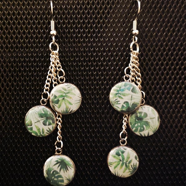 Dangling earrings with leaf design 