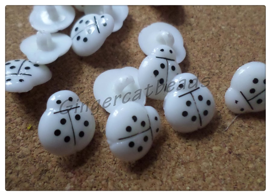 8 x Shanked Acrylic Buttons - 14mm - Ladybird - White