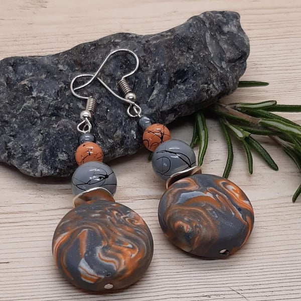 Disc earrings in orange, grey and white 