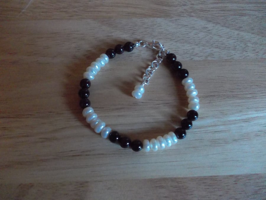 Garnet and pearl bracelet