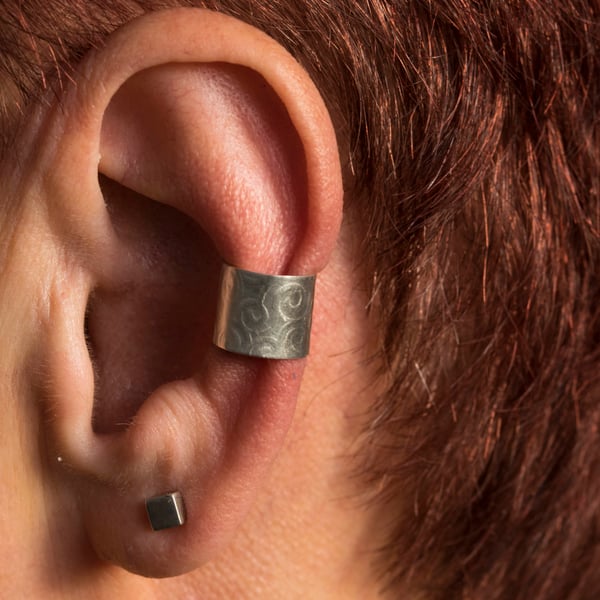 Chunky ear cuff with a "swirly" pattern