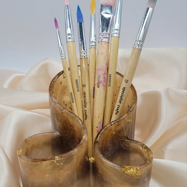 3 compartment pot for brushes or pens