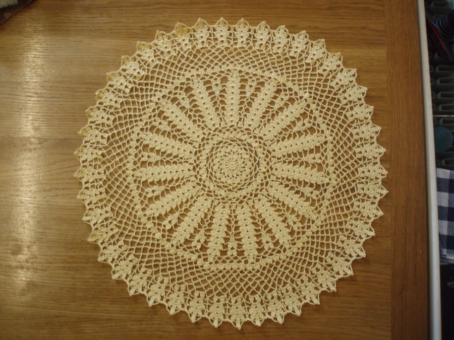 LARGE - 51cm -  YELLOW TABLE CENTREPIECE, MAT or DOILY - 'CORN EARS' PATTERN!