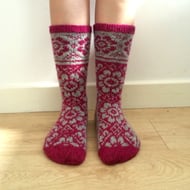 Hand knitted wool socks floral dark pink magenta fuchsia light grey winter fall 
