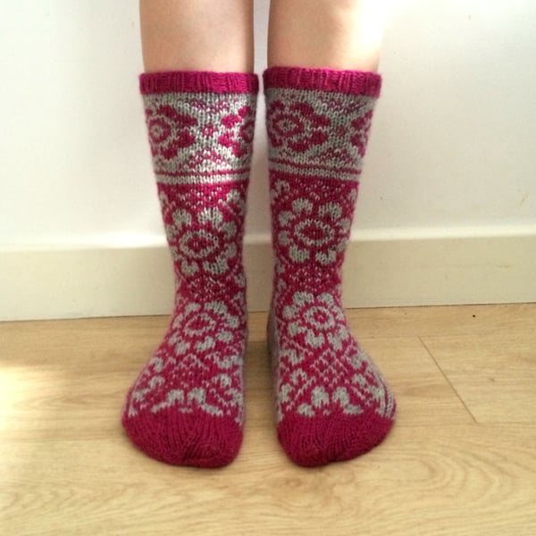 Hand knitted wool socks floral dark pink magenta fuchsia light grey winter fall 