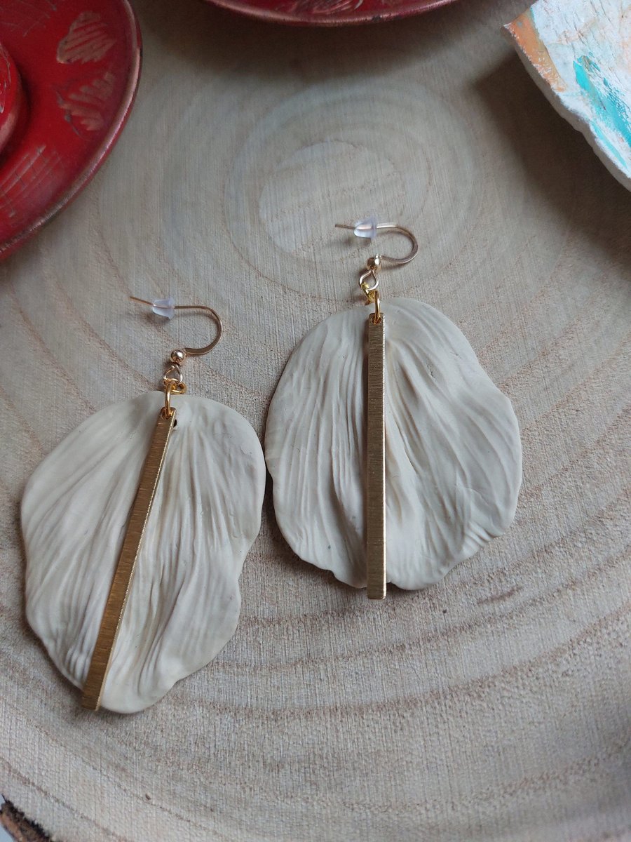 Hand-made Clay leaf-shaped dangling earrings in brass accessories.