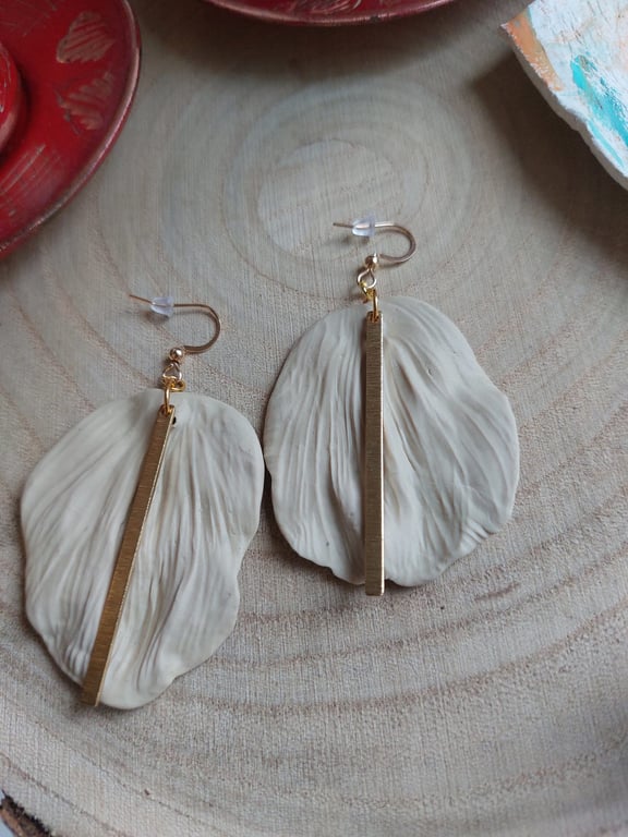 Hand-made Clay leaf-shaped dangling earrings in brass accessories.