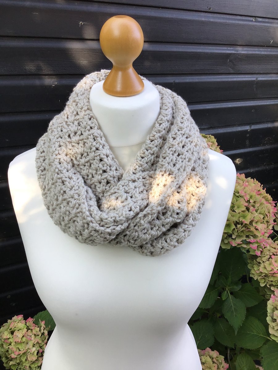 Chunky infinity scarf in acrylic & Merino wool, colour Parchment