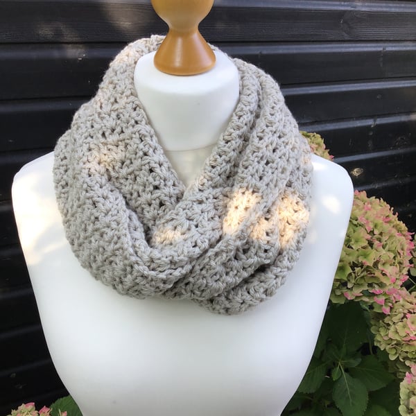 Chunky infinity scarf in acrylic & Merino wool, colour Parchment