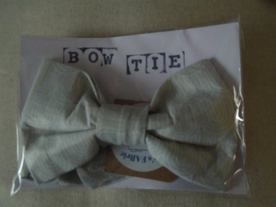 Grey Print Bowtie 18 inch neck 