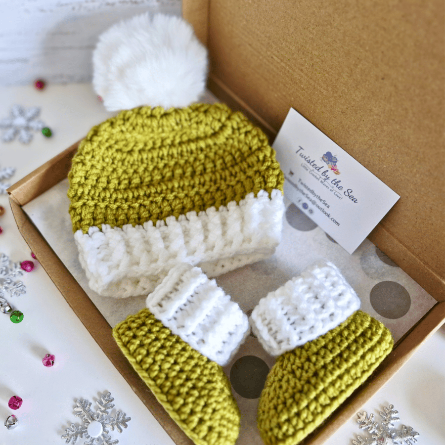 Crochet Baby Christmas Hat and Booties Gift Set – Mistletoe & White