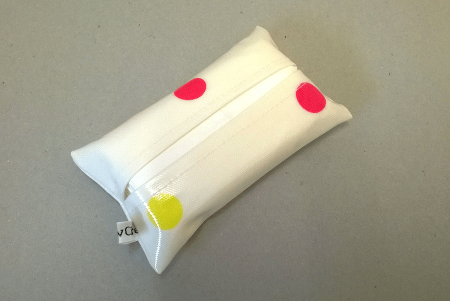Tissue holder in oilcloth, cream with bright spots