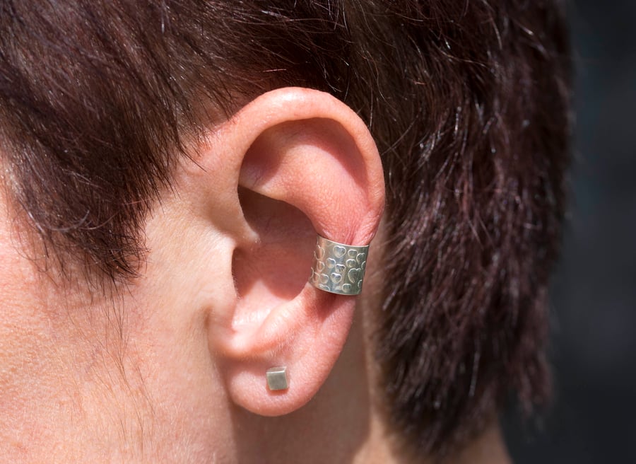 Chunky ear cuff with a "little hearts" pattern